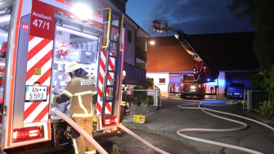Der Zimmerbrand im Ansbacher Stadtteil Eyb war in der Nacht zum Samstag rasch gelöscht. (Foto: NEWS5 / Markus Zahn)