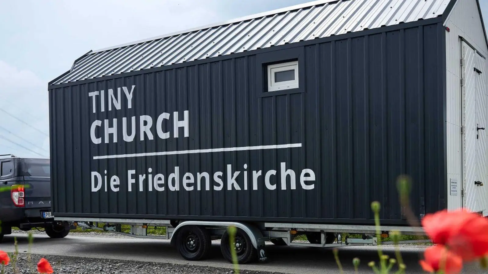 Die neue Tiny Church aus Paderborn ist buchbar. (Foto: Bernd Thissen/dpa)