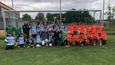 Gruppenbild mit „großen“ Fußballern: Die 5a und die 6a der Staatlichen Realschule freuten sich über den Besuch von Christian Kestel, Niklas Reutelhuber und Marco Schülein (oben, von links). Schulleiter Thomas Häckel (vorne, Fünfter von links) und Fachlehrer Marco Flassig (vorne, Siebter von links) jubelten mit. (Foto: Florian Pöhlmann)