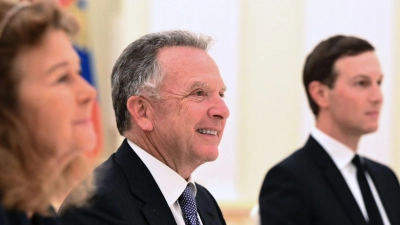 Witkoff (M) und Kushner (r) waren am Dienstag für Ukraine-Verhandlungen zu Gast im Kreml.  (Foto: Kristina Kormilitsyna/Sputnik, Kremlin Pool via AP/dpa)