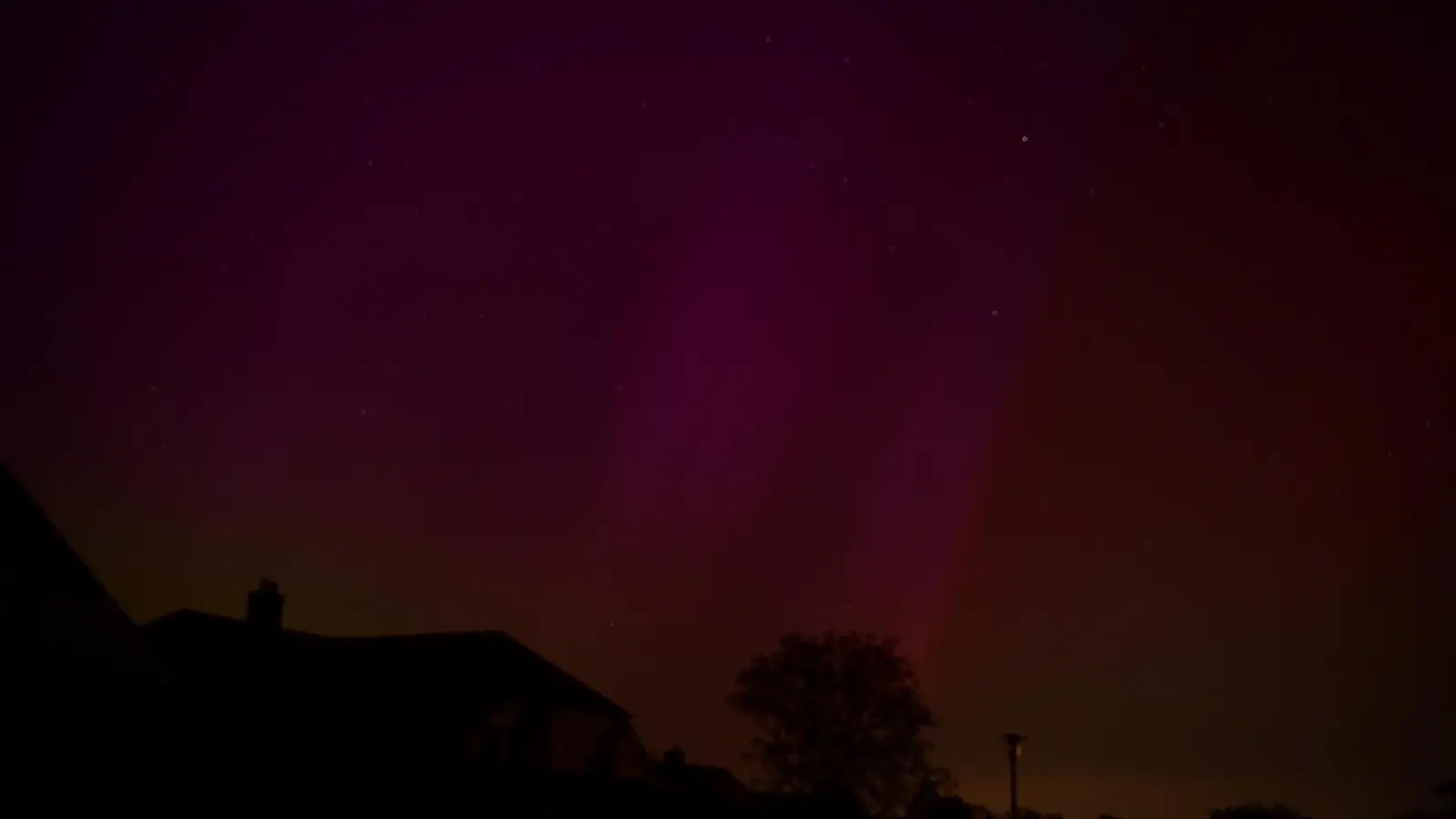 Sonnenstürme haben am Freitagabend Polarlichter sichtbar gemacht. Diese sind übrigens auf Fotos meist besser zu erkennen als mit bloßem Auge. (Foto: Michael Hauer)