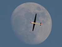 Perfekt platziert vor dem Mond - gesehen am Hesselberg (Foto: Kurt Kochler)