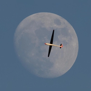 Perfekt platziert vor dem Mond - gesehen am Hesselberg (Foto: Kurt Kochler)