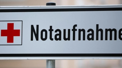 Sanitäter bringen den Rollerfahrer in ein Krankenhaus. (Symbolbild) (Foto: Jan Woitas/dpa)