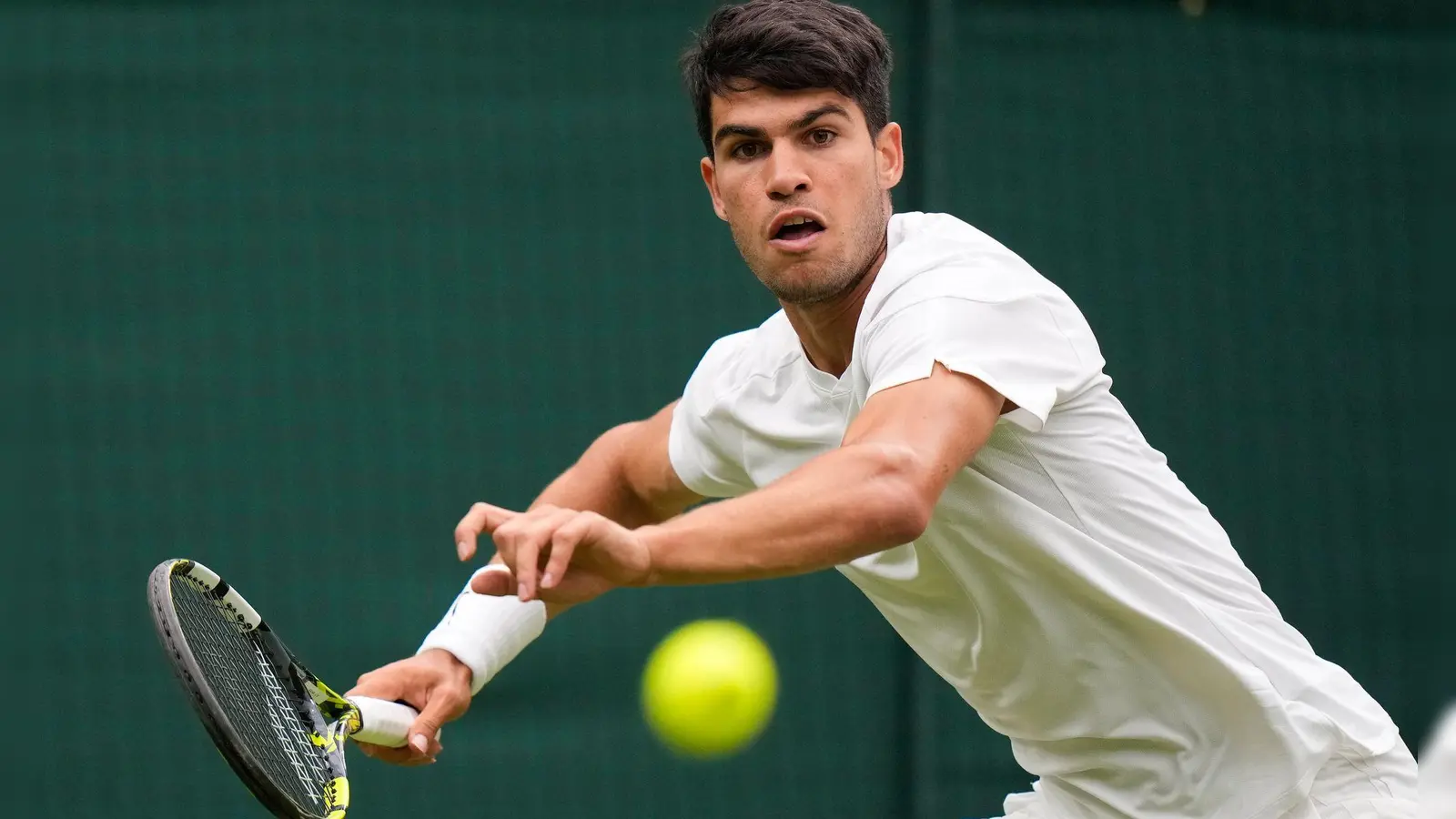 Bleibt in Wimbledon ohne Satzverlust: Carlos Alcaraz. (Foto: Mosa'ab Elshamy/AP/dpa)