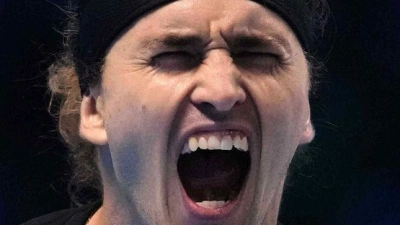 Alexander Zverev schreit seine Freude über den Auftaktsieg bei den ATP Finals heraus. (Foto: Antonio Calanni/AP/dpa)