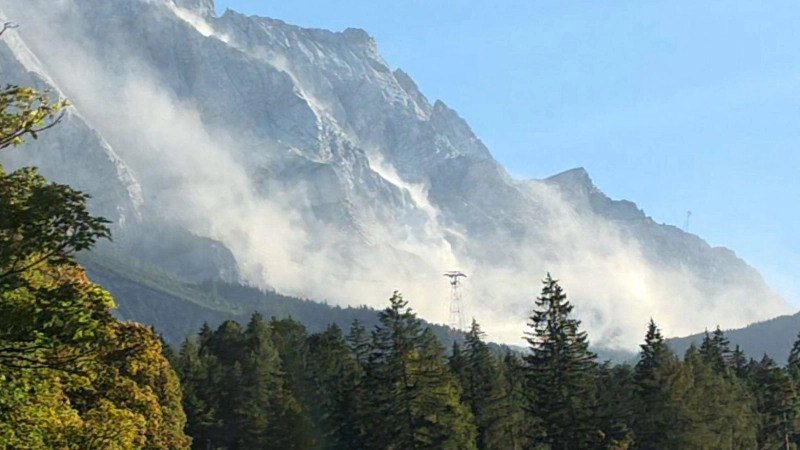 Der Wind hatte den Staub ordentlich aufgewirbelt.  (Foto: Dominik Bartl/dpa)