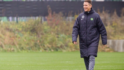 Einen Tag nach der Trennung von Paul Simonis: U19-Trainer Daniel Bauer trainiert erstmals die Wolfsburger Profis.   (Foto: Moritz Frankenberg/dpa)