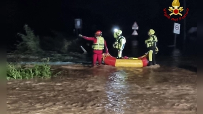 Die Suche nach zwei Opfern läuft. (Foto: -/vigilfuoco.tv/dpa)