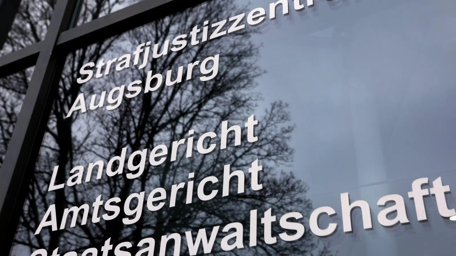 Ein 29-Jähriger soll eine Mutter von drei Kindern in Augsburg ermordet haben. Nun wurde er angeklagt. (Symbolbild) (Foto: Karl-Josef Hildenbrand/dpa)