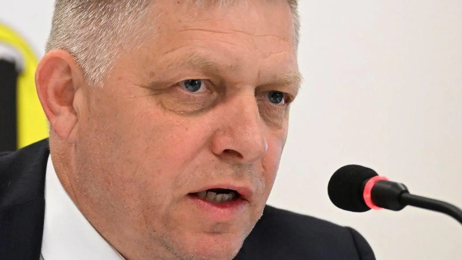 Der slowakische Premierminister Robert Fico ist nach dem Attentat auf ihn außer Lebensgefahr. (Foto: Radovan Stoklasa/TASR/dpa)