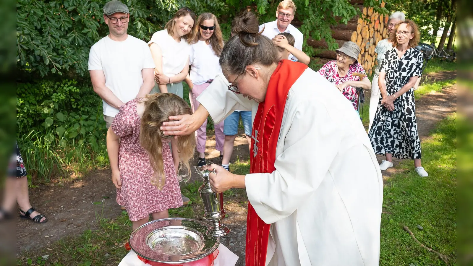 Diakonin Esther Schmidt (rechts) tauft die neunjährige Ida Bürkl beim Tauffest unter freiem Himmel am Langhaus in Obersachsen.  (Foto: Mirko Fryska)