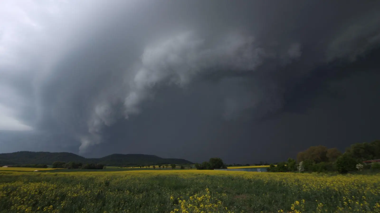 Diese Woche soll es in Bayern erneut wolkig und nass werden. (Archivbild) (Foto: Alexander Wolf/onw-images/dpa)