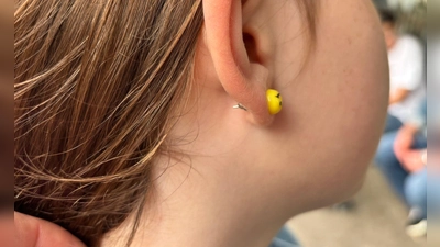 Die passenden Ohrstecker zum Outfit: Schmuck ist eine Möglichkeit, die eigene Persönlichkeit auszudrücken.  (Foto: Tom Nebe/dpa-tmn)