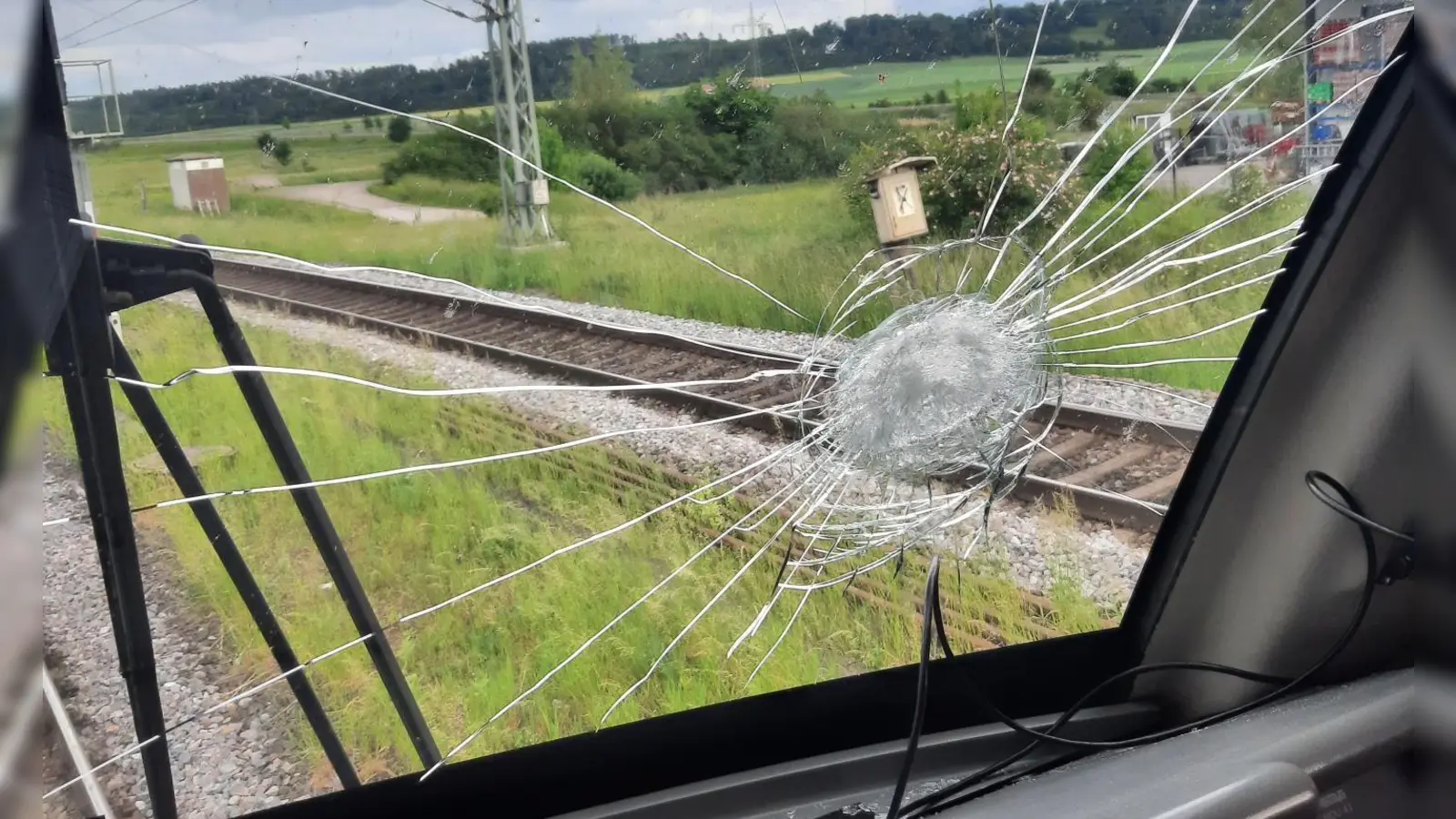 Die Einschlagstelle des Steins auf der Scheibe der Güterzuglokomotive ist deutlich zu erkennen. (Foto: Polizeipräsidium Mittelfranken)