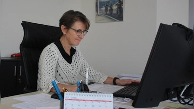 Stadtwerke-Geschäftsführerin Dr. Branka Rogulic und ihre Mitarbeiterinnen und Mitarbeiter haben viel gerechnet. Herausgekommen ist eine deutlich spürbare Preissenkung. (Foto: Robert Maurer)