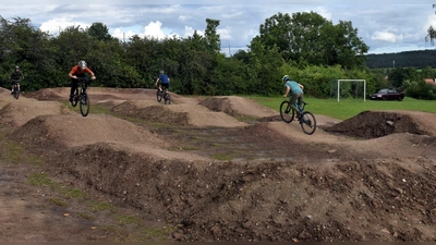 Für die Schaffung eines Dirtbike-Geländes im Stadtgebiet soll bei der Auktion gesammelt werden. Im weiteren Umkreis gibt es schon solche Anlagen, wie etwa n Trautskirchen, wo das Foto entstand. (Symbolbild: Gudrun Schwarz)