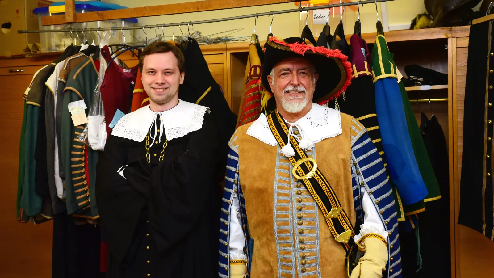 Sebastian Herrmann (links) und Thomas Grömer, verkleidet als Rechtskonsulent Georg Bezold und Herzog Karl IV von Lothringen, in der „Kleiderkammer“ – momentan sind ihre Rollen nur einfach besetzt. (Foto: Irmeli Pohl)