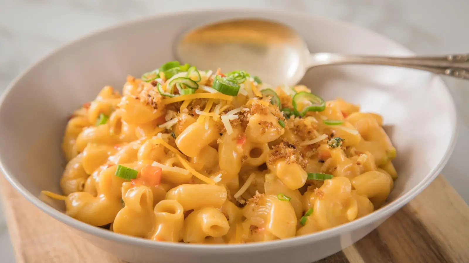 Klassische Makkaroni und eine herrliche Käsesoße mit viel Cheddar, Ketchup und Chilisoße schmecken herrlich - hauen aber auch ganz schön rein. Konjaknudeln mit Kürbissoße wären eine Alternative. (Foto: Christin Klose/dpa-tmn)