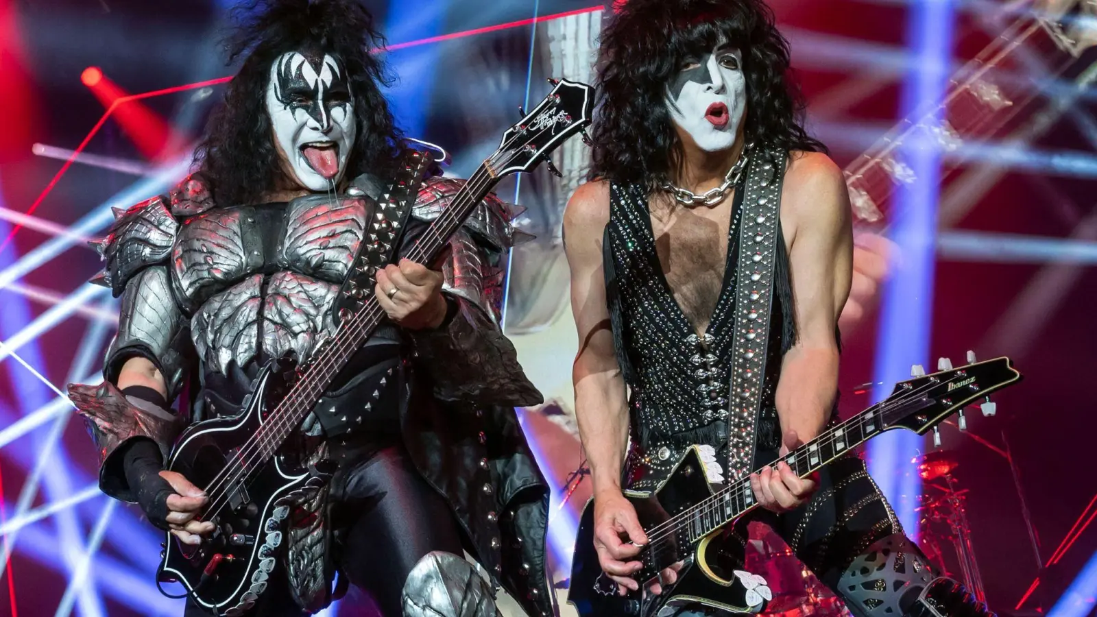 Immer noch in Topform: Gene Simmons (l) und Paul Stanley von Kiss heizen Dortmund ein. (Foto: Bernd Thissen/dpa)