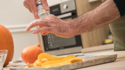 Zu viel Speisesalz tut uns auf Dauer nicht gut. Daher gilt: Lieber selbst kochen als auf Fertiggerichte setzen. (Foto: Christin Klose/dpa-tmn)