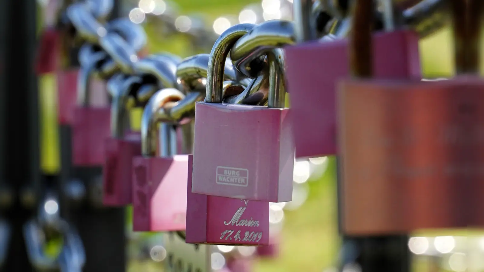 Zahlreiche Schlösser baumeln bereits an den Ketten. (Foto: sim)