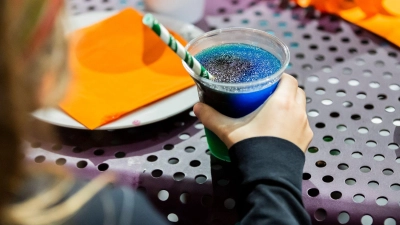 Manchem Slush-Eis wird Glycerin zugesetzt, um es geschmeidiger zu machen. Das kann in höheren Mengen aber zu Kopfschmerzen, Übelkeit und Benommenheit führen. (zu dpa: «Slush-Eis: Zusatzstoff kann Kopfweh und Übelkeit auslösen») (Foto: Christoph Soeder)