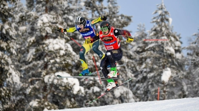 Reece Howden (l) aus Kanada und Niklas Bachsleitner aus Deutschland in Aktion. (Foto: Pontus Lundahl/Tt/TT News Agency/dpa/Archivbild)