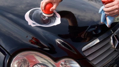 Alles glänzt, aber: Reinigungsmittel fürs Auto können gefährliche Chemikalien enthalten. In dem Fall gibt es ein Gefahrensymbol auf der Verpackung und sie muss als Sondermüll entsorgt werden. (Foto: picture alliance / dpa-tmn)