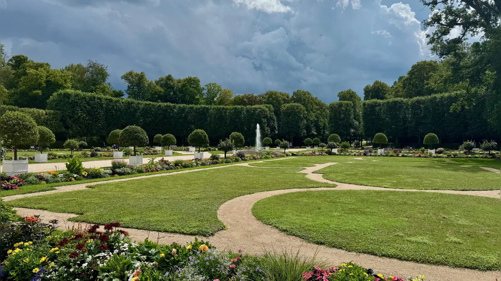 Die Ruhe vor dem Sturm? Über dem Hofgarten ziehen düstere Wolken auf, während drinnen in der Orangerie musiziert wird. (Foto: Lara Hausleitner)
