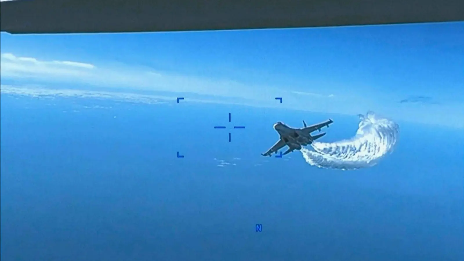 Screenshot aus dem veröffentlichten Video: Ein russisches Jagdflugzeug vom Typ Su-27 nähert sich dem Heck der MQ-9-Drohne. (Foto: US DEPARTMENT OF DEFENSE/AP/dpa)