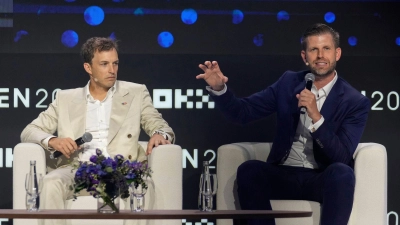 Gründer wie Präsidentensohn Eric Trump (rechts im Bild) dürfen ihre WLFI-Bestände vorerst nicht verkaufen. (Archivbild) (Foto: Altaf Qadri/AP/dpa)