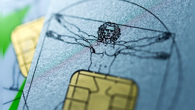 Die Mehrbelastung höherer Krankenversicherungsbeiträge macht sich für die meisten Rentner erst ab März bemerkbar. (Foto: Alexander Heinl/dpa-tmn)