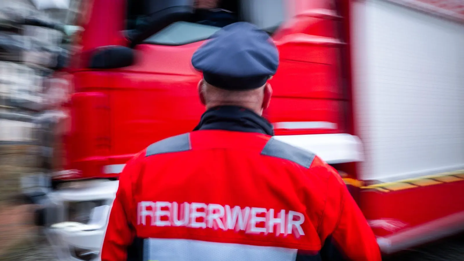 Rettungskräfte mussten wegen einer angebohrten Gasleitung ausrücken. (Illustration)  (Foto: Jens Büttner/dpa)