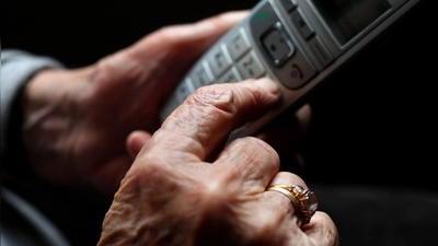 Ein Betrüger überredete eine Frau in München am Telefon dazu, Goldmünzen und Bargeld zu übergeben. (Symbolbild) (Foto: Karl-Josef Hildenbrand/dpa)