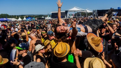 Mit dem Stagediving soll man sich nicht allzuviel Zeit lassen - das läuft auch am Eröffnungstag schon. (Foto: Evi Lemberger)