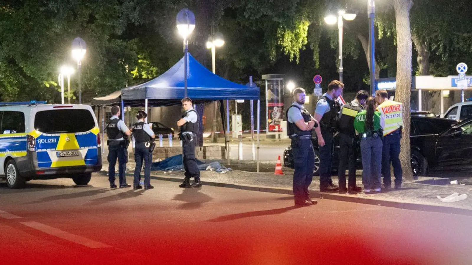 Großeinsatz am Bahnhof Zoo: Dort fielen in der Nacht tödliche Schüsse. (Foto: Christophe Gateau/dpa)