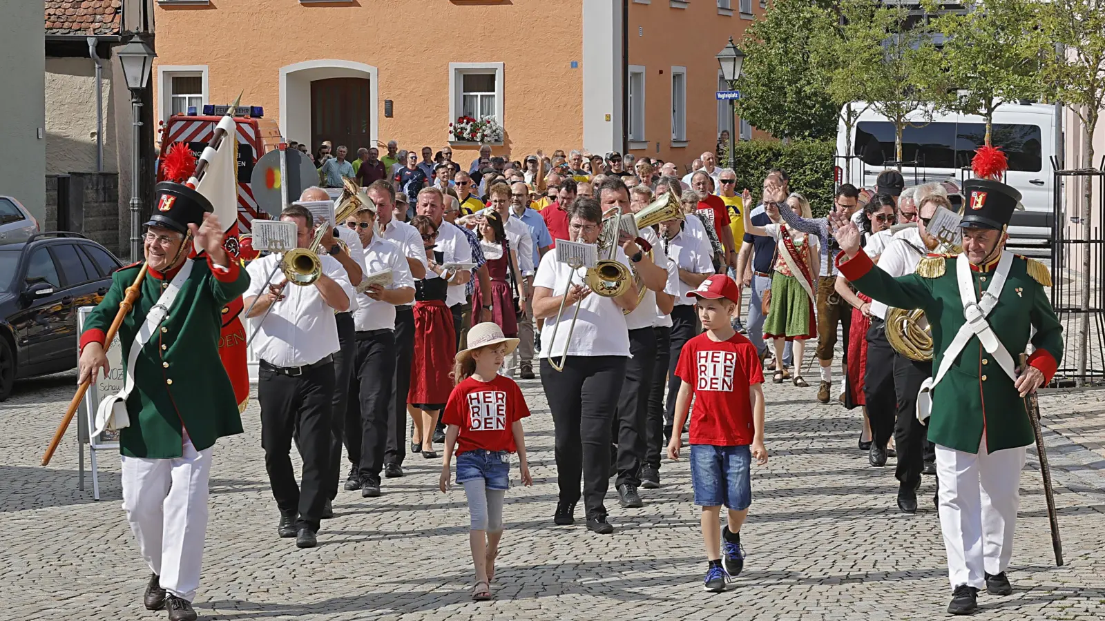 Angeführt von den Stadtsoldaten und den Neunstetter Musikanten ziehen die Ehrengäste, das Organisationsteam, die Vereine und Verbände auf das Festgelände ein. (Foto: Günther Holzinger)