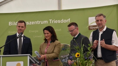 Markus Heinz (von links), Direktor der Landwirtschaftlichen Lehranstalten in Triesdorf, mit Gästen auf der Bühne: Landwirtschaftsministerin Michaela Kaniber, Bezirkstagspräsident Peter Daniel Forster und Bauernverbandspräsident Günther Felßner. (Foto: sis)