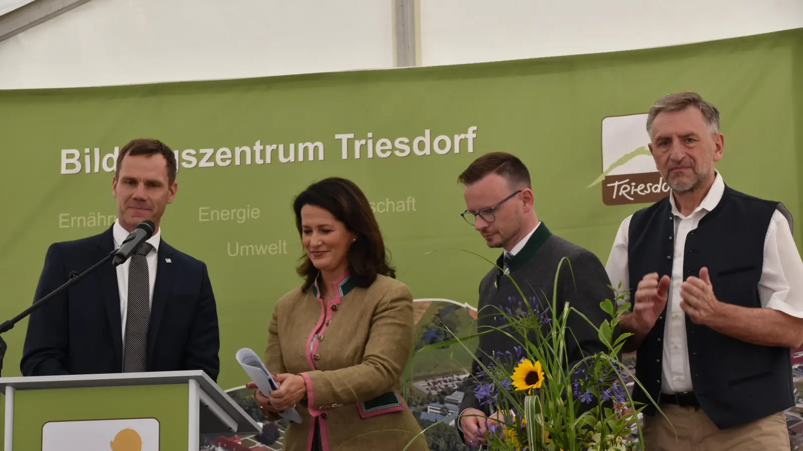 Markus Heinz (von links), Direktor der Landwirtschaftlichen Lehranstalten in Triesdorf, mit Gästen auf der Bühne: Landwirtschaftsministerin Michaela Kaniber, Bezirkstagspräsident Peter Daniel Forster und Bauernverbandspräsident Günther Felßner. (Foto: sis)