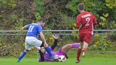 Das Tabellenschlusslicht SG Petersaurach/ Großhaslach (in Blau Christian Tabler) zeigte einen engagierten Auftritt gegen den FC Dombühl (Torwart Maurice Bitter und Kai Hofmann). (Foto: Martin Rügner)