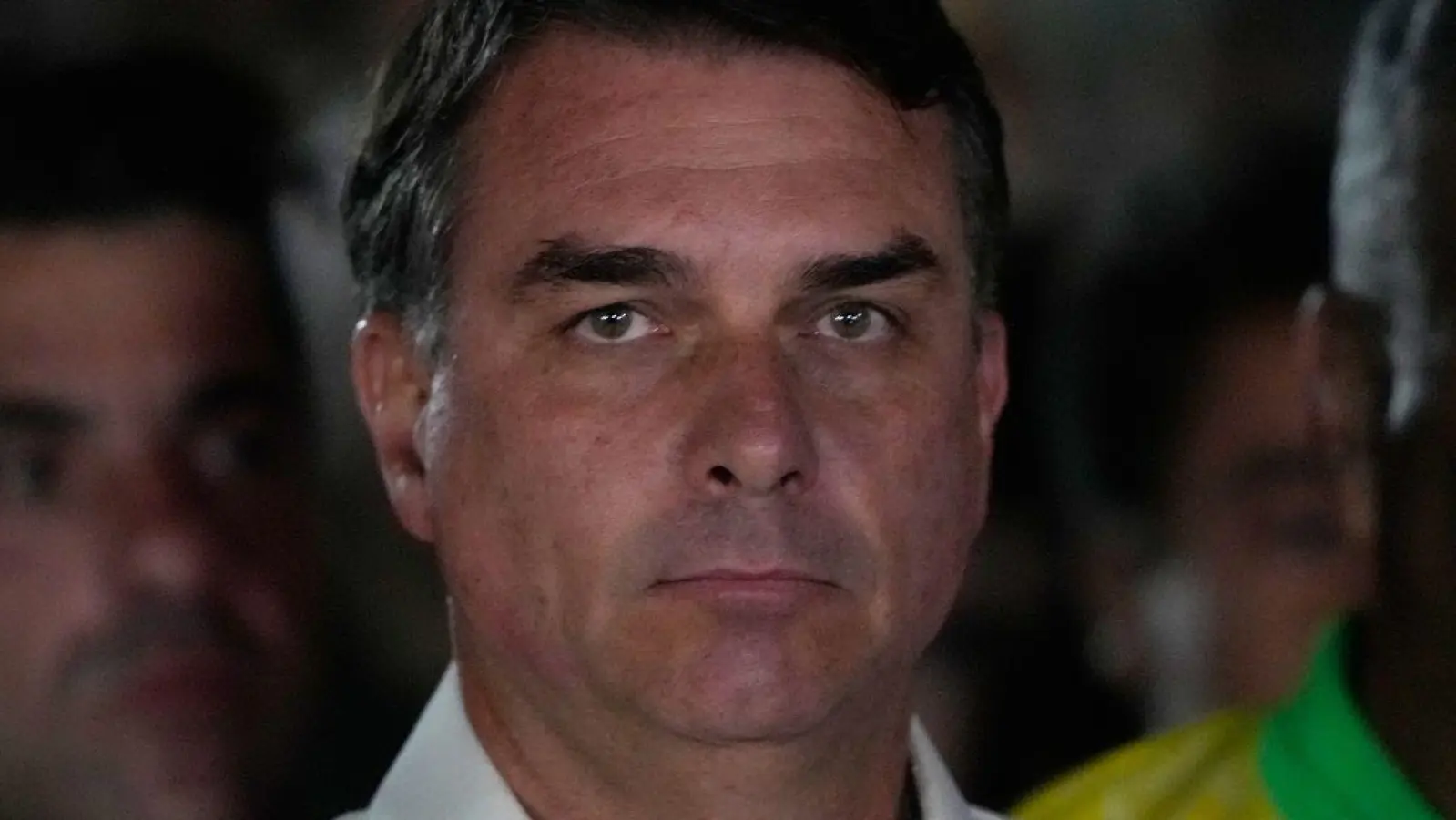Flávio Bolsonaro hat die Wahl verloren, scheint das aber nicht zu akzeptieren. (Foto: Eraldo Peres/AP/dpa)