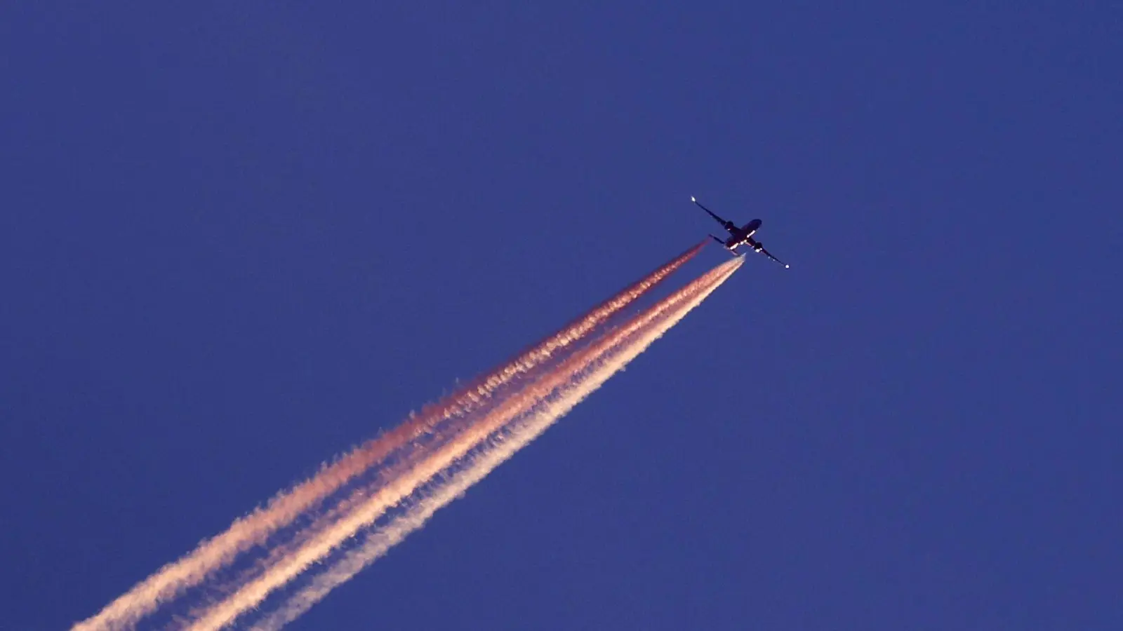 Der ökologische Fußabdruck einer Flugreise bleibt trotz Ausgleichszahlung bestehen: Flüge zu vermeiden, ist immer noch der wirksamste Beitrag zum Klimaschutz. (Foto: Karl-Josef Hildenbrand/dpa/dpa-tmn)