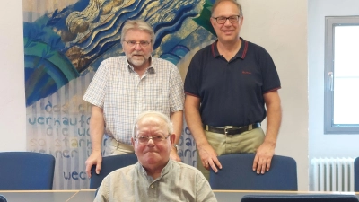 Peter Dreyling (vorne) wurde von Museumsleiter Oskar Geidner (hinten links) und von Bürgermeister Michael Dörr verabschiedet. Beide bedankten sich für seinen großen Einsatz für die Stadt. (Foto: Heidi Denzinger)