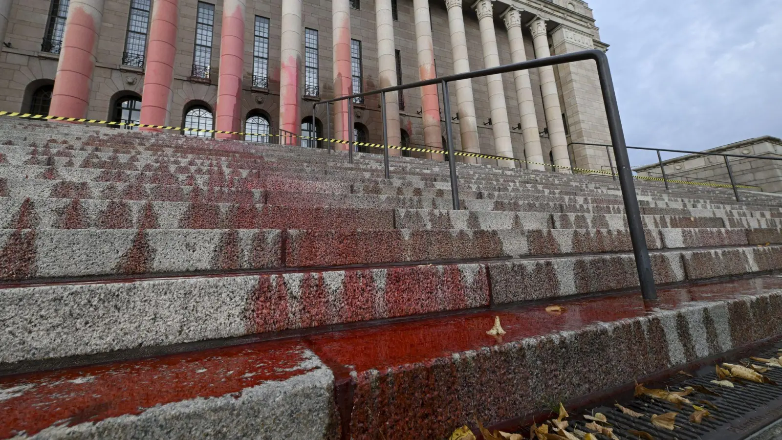 Blutrote Farbe am Das finnische Parlamentsgebäude ist (Foto: Antti Aimo-Koivisto/Lehtikuva/dpa)