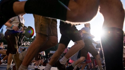Auftakt zum Oktoberfest. Die ersten Wiesnbesucher rennen zu den Festzelten - zum Großteil in Lederhosen und Dirndl. (Archivbild) (Foto: Sven Hoppe/dpa)