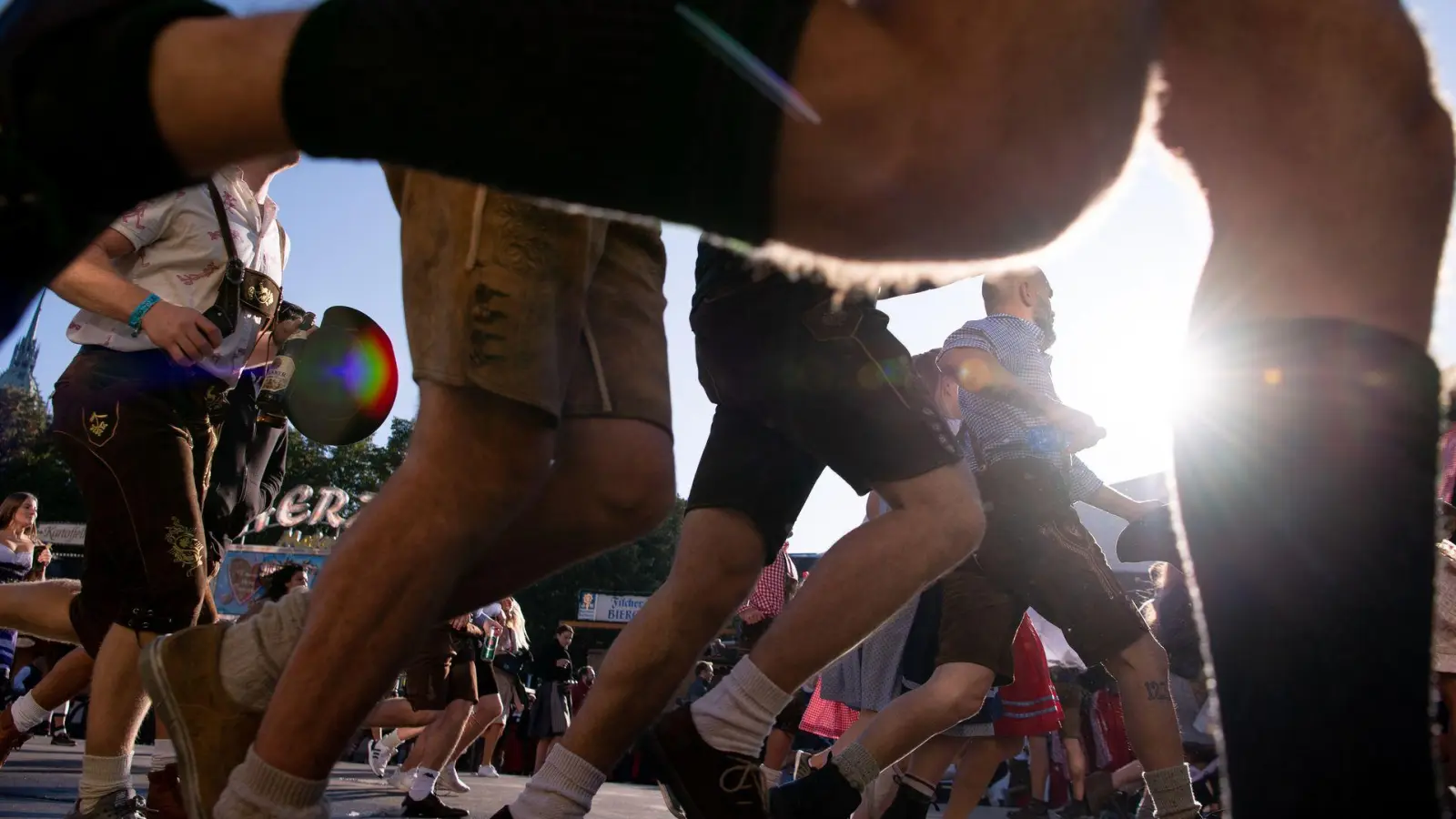 Auftakt zum Oktoberfest. Die ersten Wiesnbesucher rennen zu den Festzelten - zum Großteil in Lederhosen und Dirndl. (Archivbild) (Foto: Sven Hoppe/dpa)