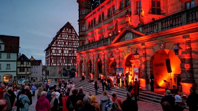 Dass die Stadt bunt und vielfältig ist, symbolisierte das illuminierte Rathaus. Das Foto entstand bei einer Einlage von Jugendlichen. (Foto: Jürgen Binder)