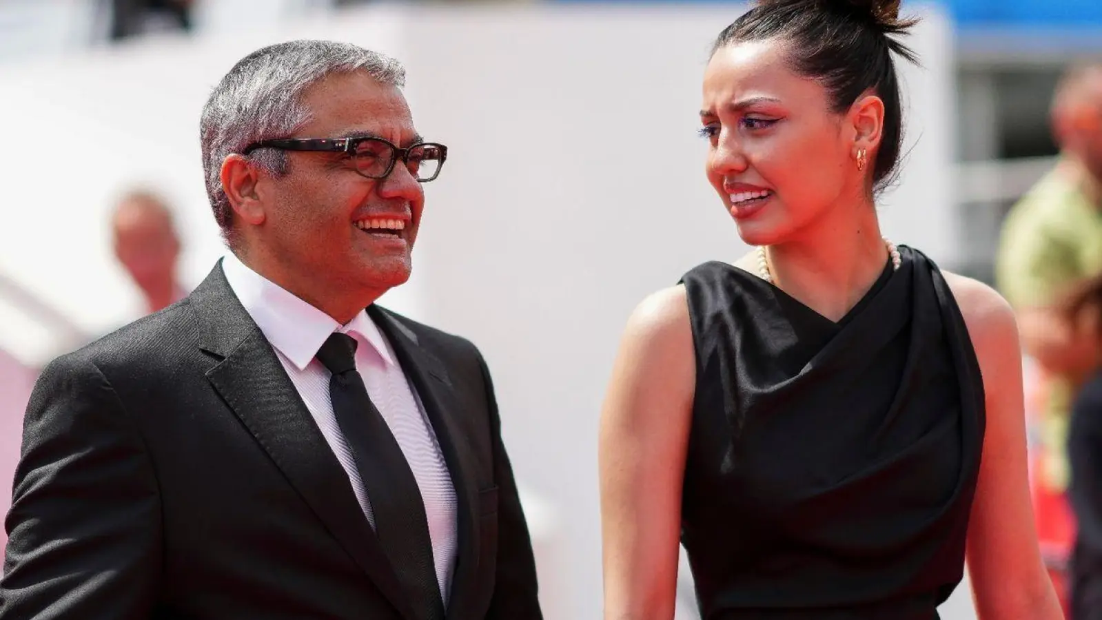 Mohammed Rassulof stellt mit seiner Tochter Baran Rassulof seinen Film „The Seed of the Sacred Fig“ in Cannes vor. (Foto: Scott A Garfitt/Invision/AP/dpa)