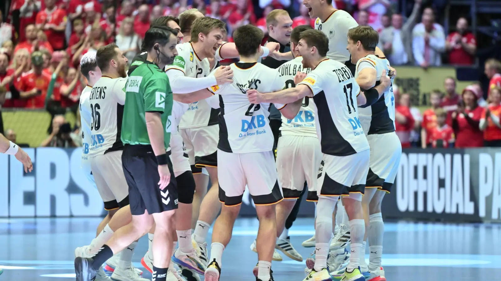 Die deutschen Handballer möchten auch im EM-Endspiel gegen Dänemark jubeln. (Foto: Sina Schuldt/dpa)